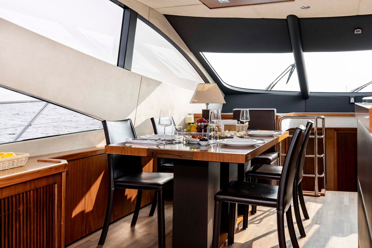 Речная прогулка на яхте «Sunseeker Pallada 70» мимо достопримечательностей