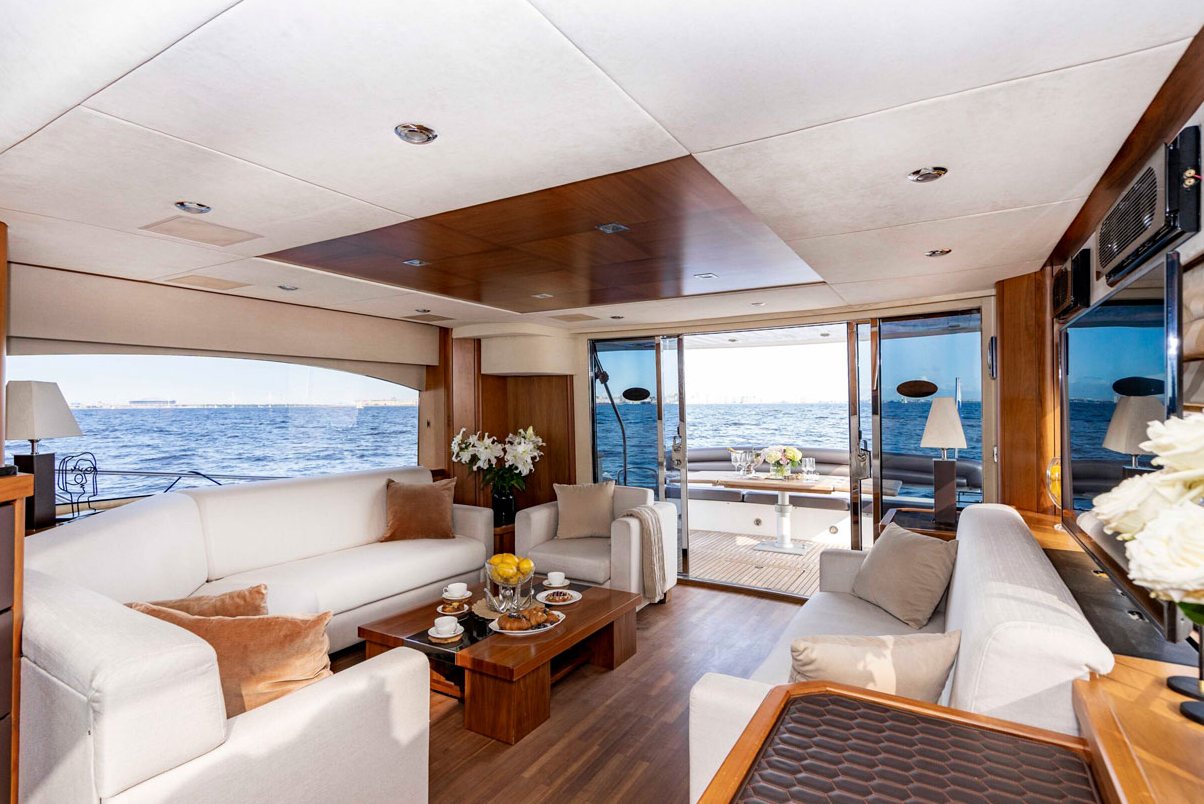 Яхта «Sunseeker Pallada 70» — швартовка у набережной