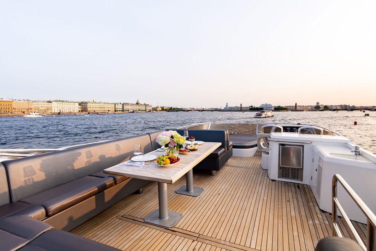 Яхта «Sunseeker Pallada 70» идёт по каналам Петербурга