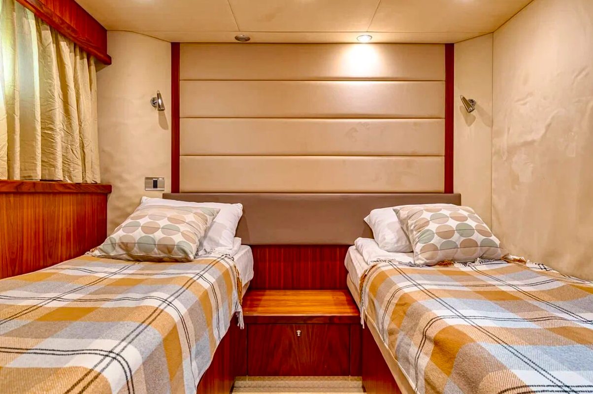 Снять яхту «Sunseeker Pallada 70» на час в Санкт-Петербурге — фото 15