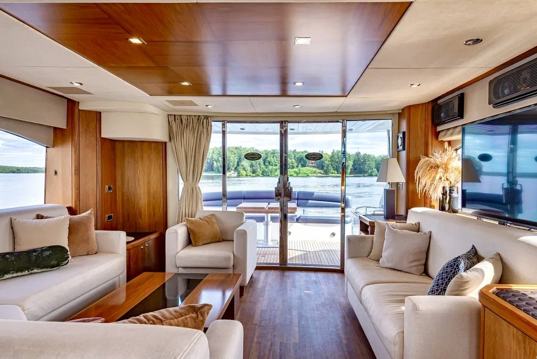 Водная экскурсия на яхте «Sunseeker Pallada 70» — Северная Венеция