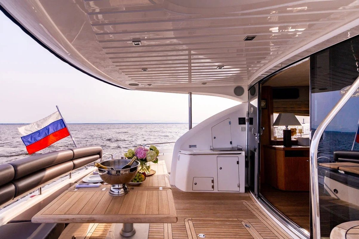 Прогулка по рекам на яхте «Sunseeker Pallada 70»