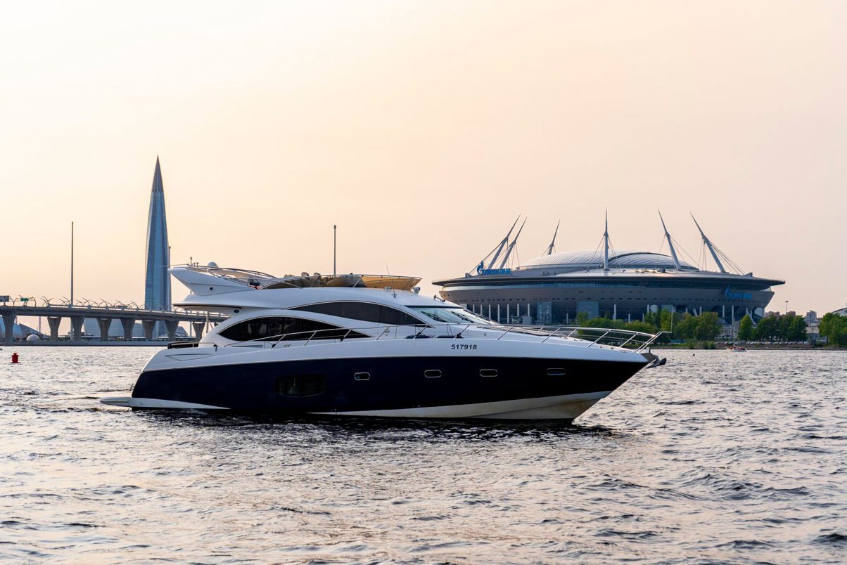 Яхта «Sunseeker Pallada 70» у причала — прокат в СПб