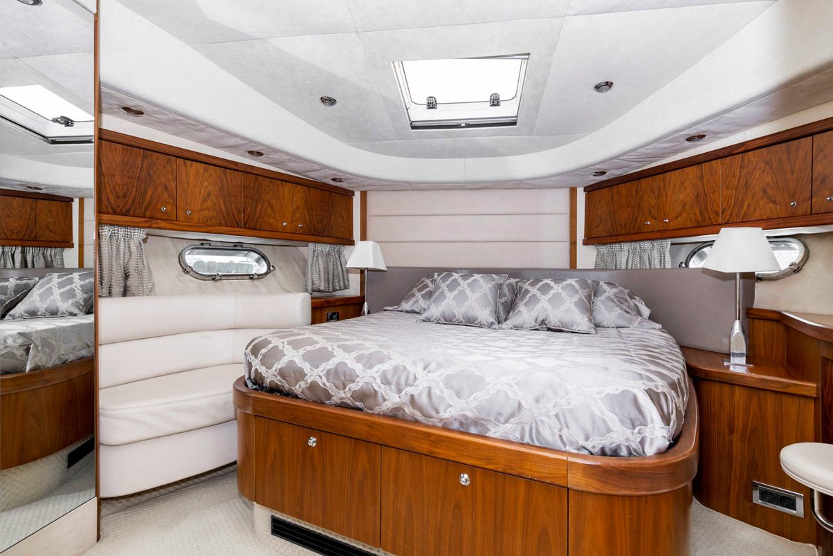 Яхта «Sunseeker Pallada 70» в акватории Невы — снять с капитаном
