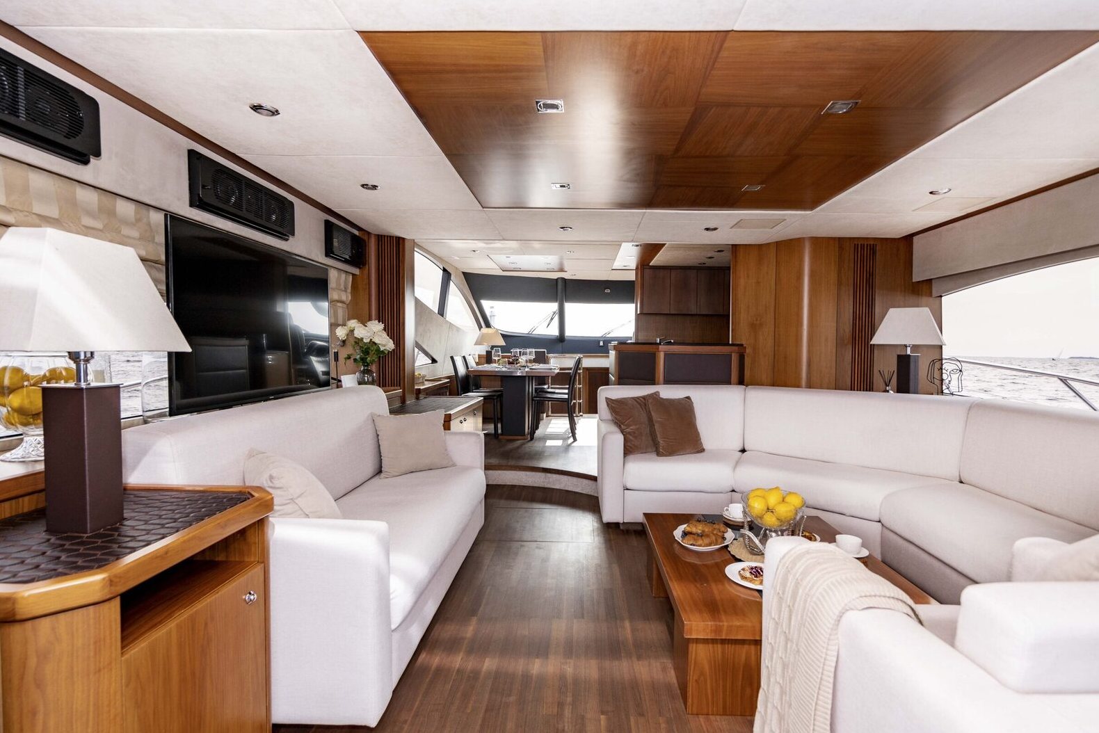 Яхта «Sunseeker Pallada 70» — палуба и салон, прокат с капитаном