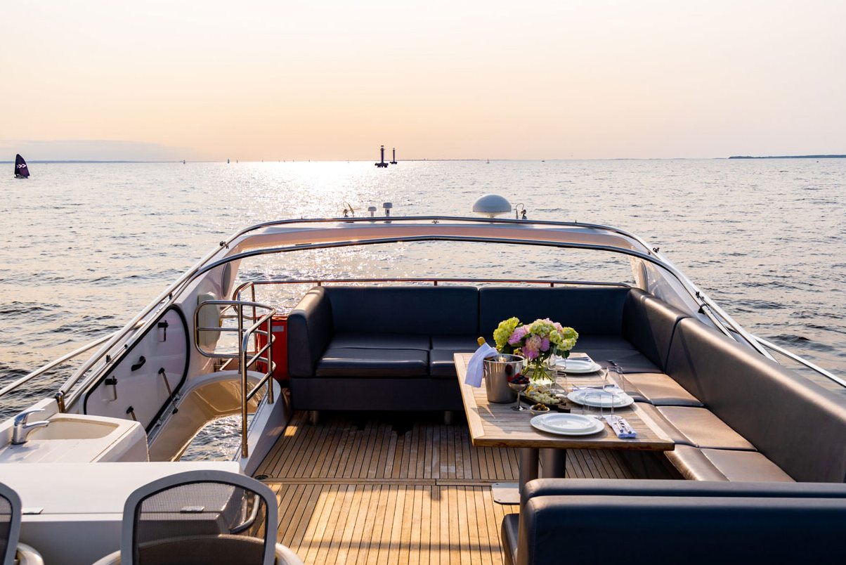 Снять яхту «Sunseeker Pallada 70» на час в Санкт-Петербурге