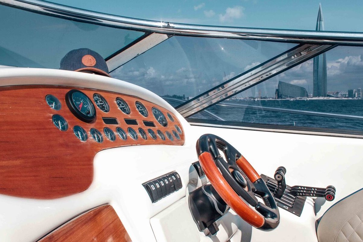 Катер «Сансикер Sunseeker 48» — палуба и салон, прокат с капитаном
