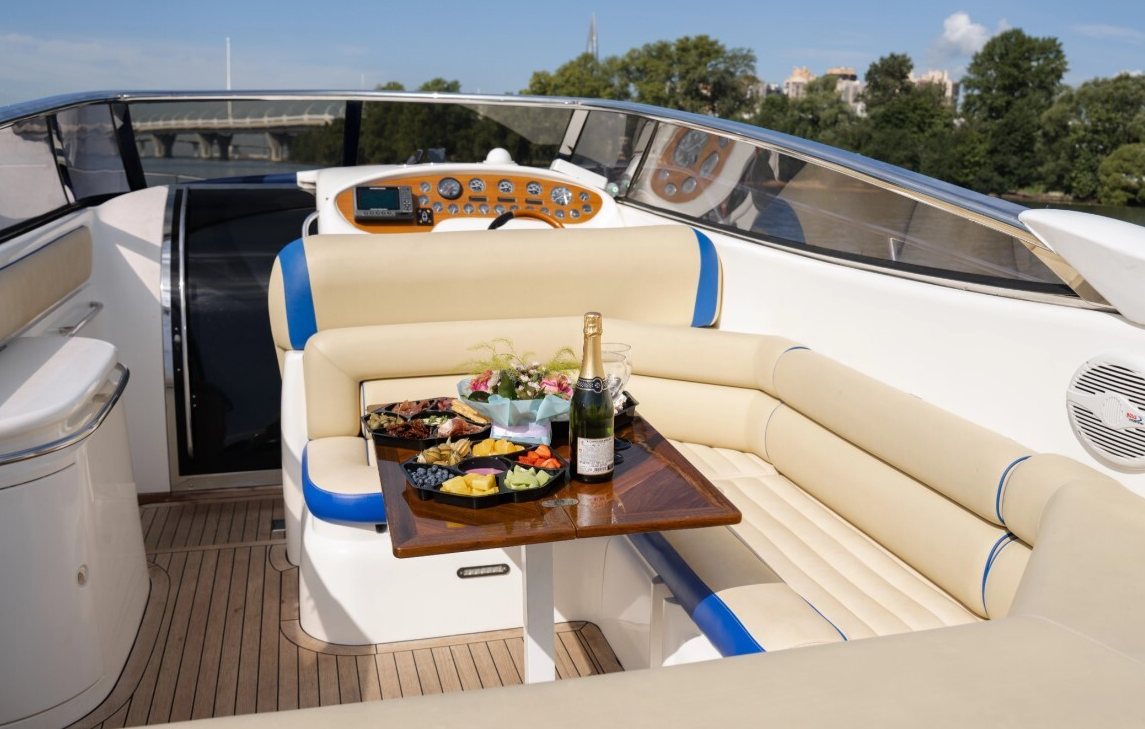 Катер «Сансикер Sunseeker 48» в акватории Невы — снять с капитаном