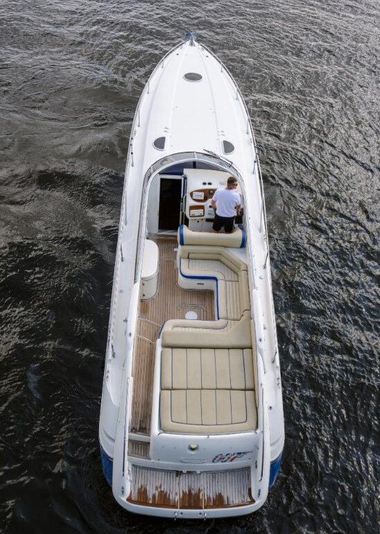 Катер «Сансикер Sunseeker 48» у причала — прокат в СПб — фото 14