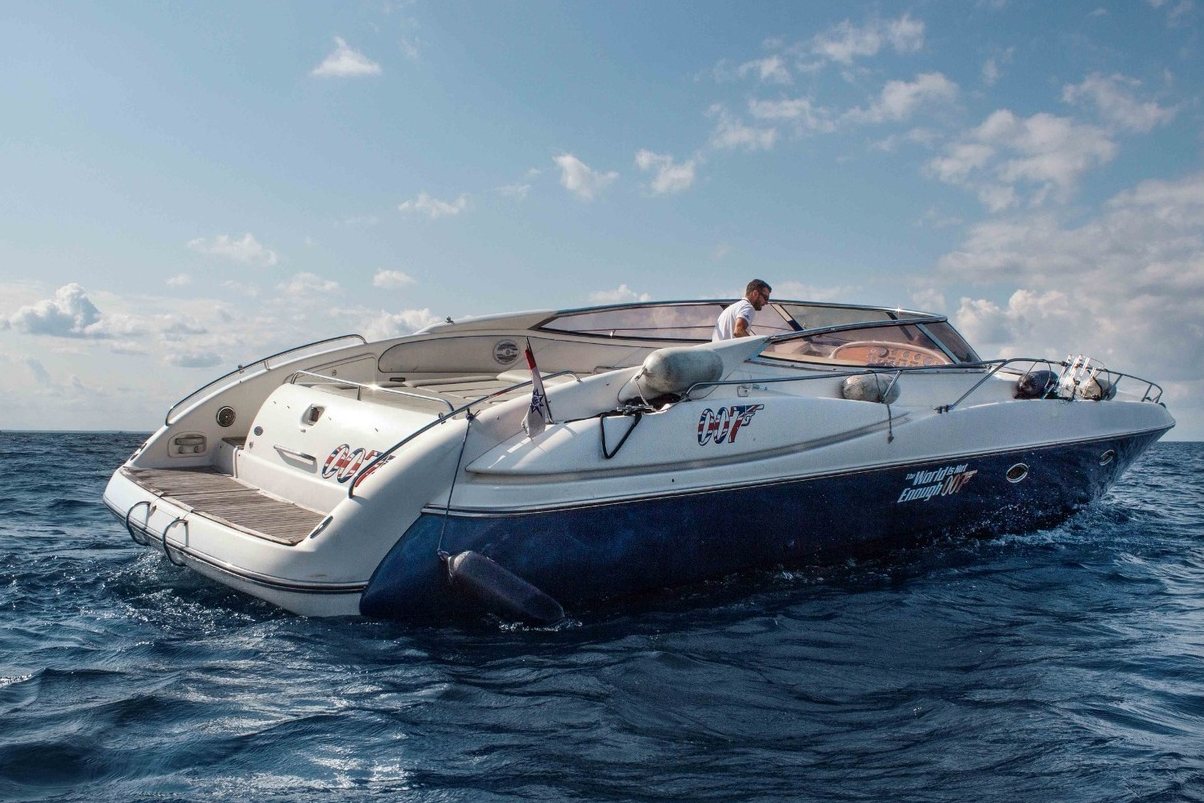Катер «Сансикер Sunseeker 48» — швартовка у набережной
