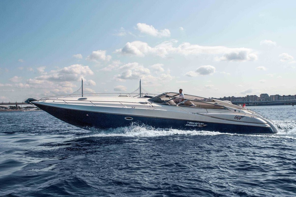 Катер «Сансикер Sunseeker 48» у причала — прокат в СПб