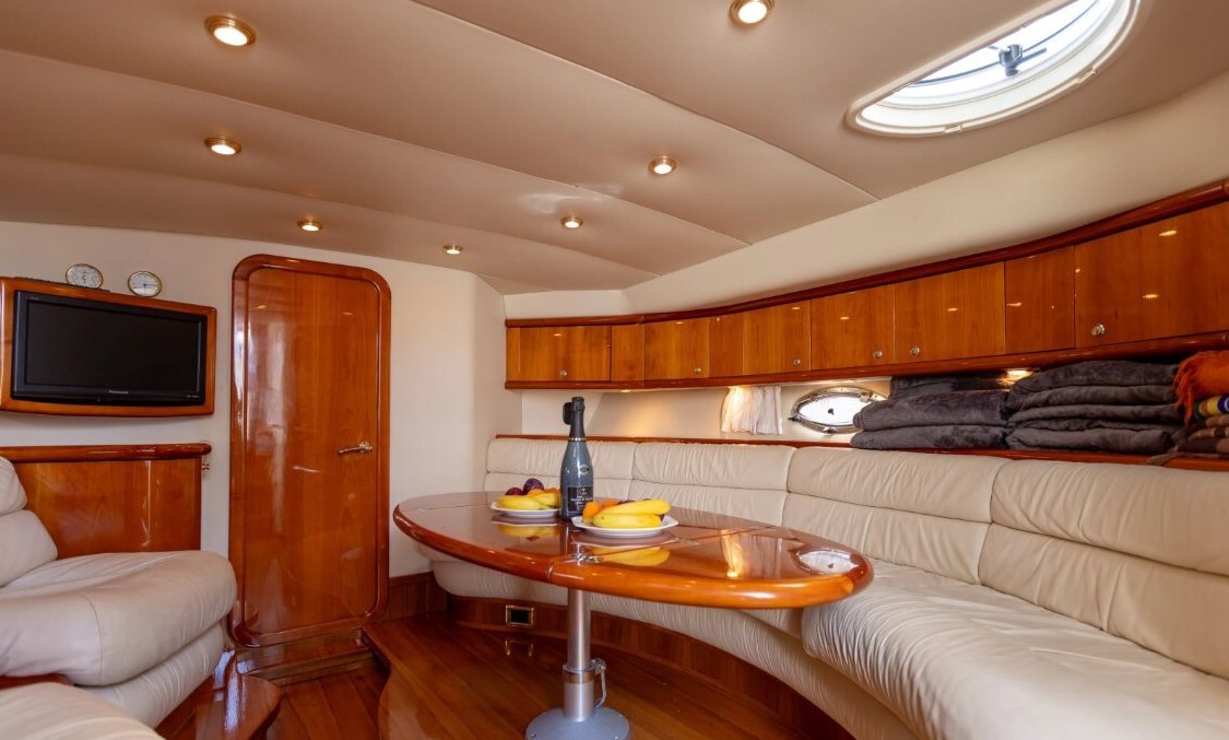 Катер «Сансикер Sunseeker 48» идёт по каналам Петербурга — фото 16