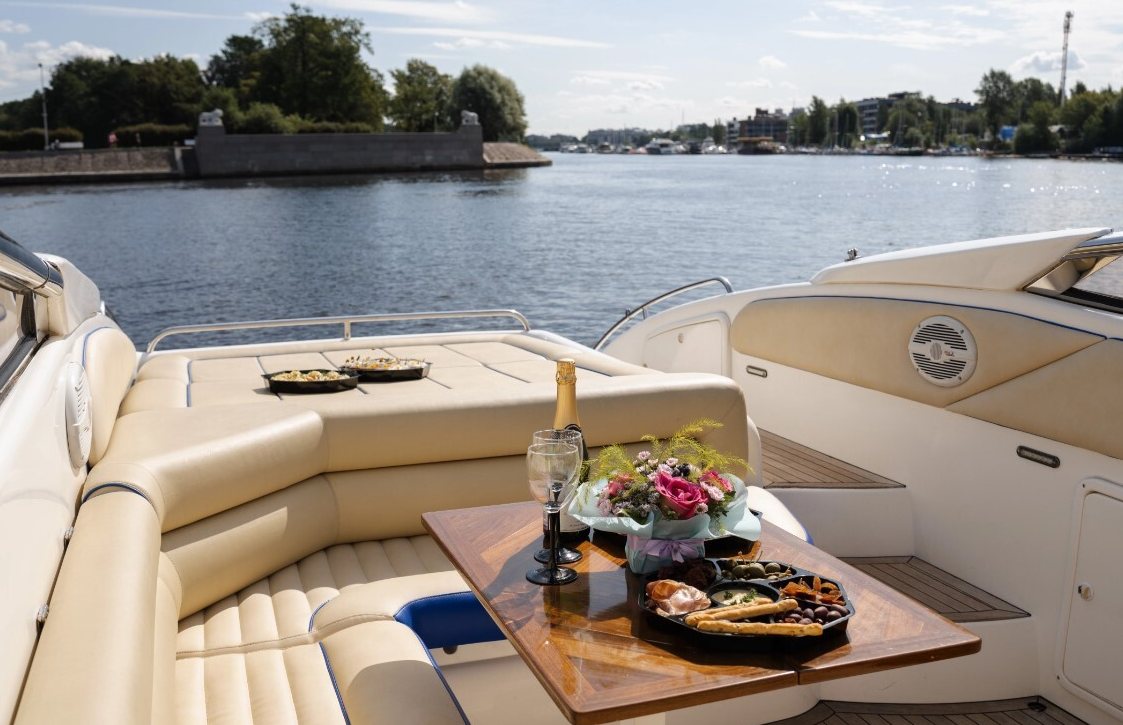 Катер «Сансикер Sunseeker 48» — фото борта, аренда без посредников