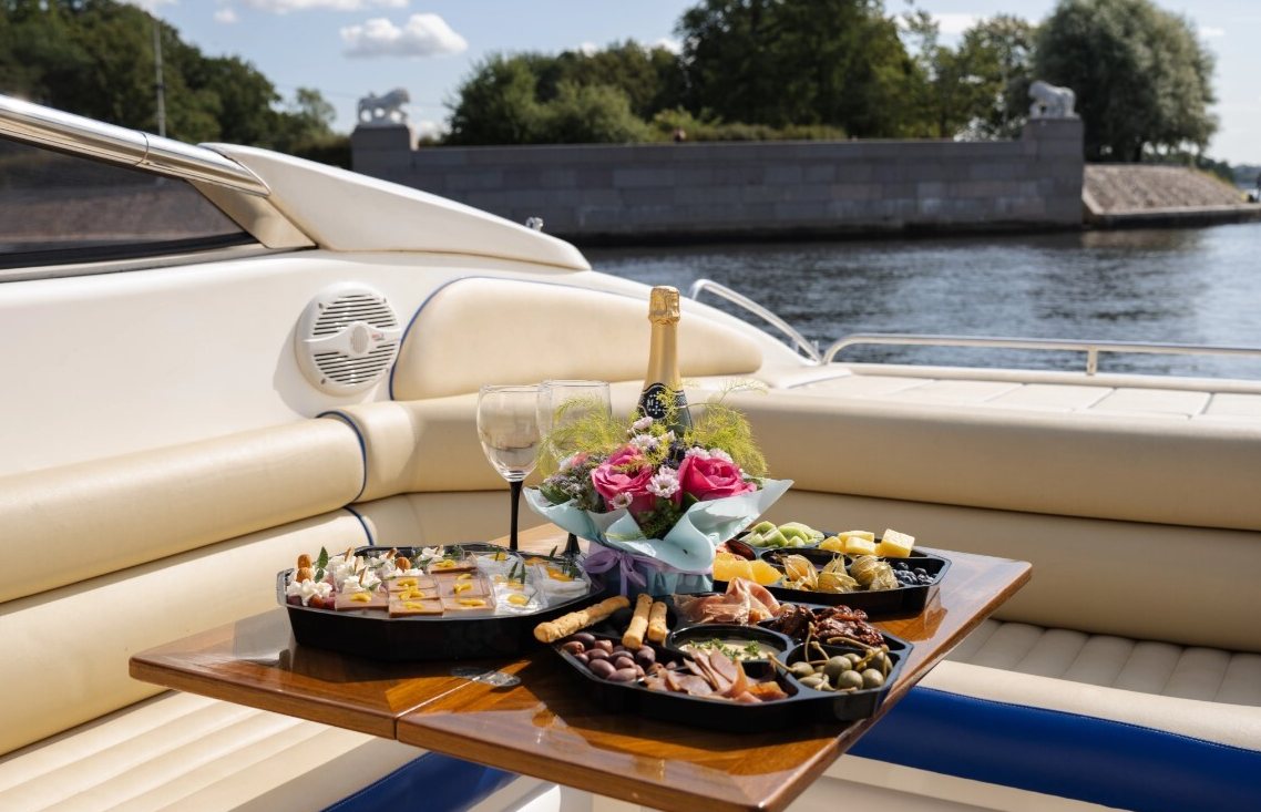 Речная прогулка на катере «Сансикер Sunseeker 48» мимо достопримечательностей