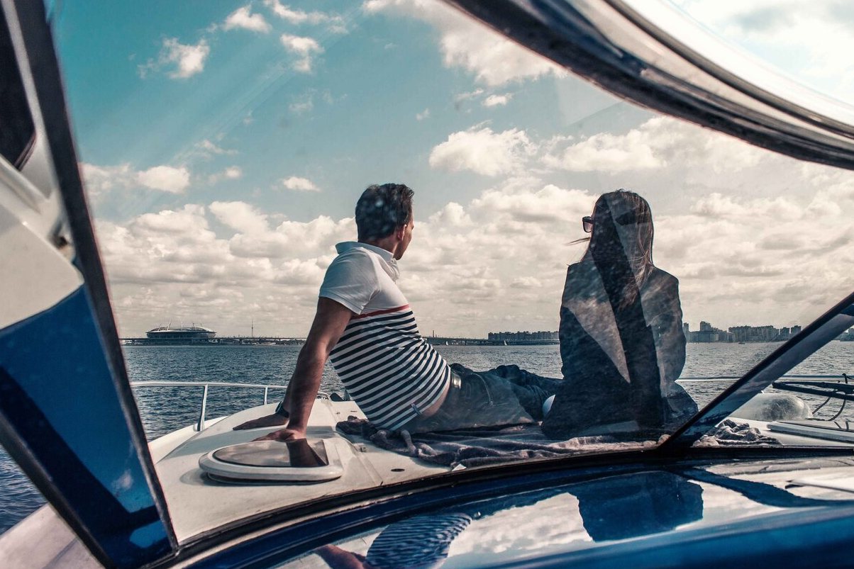 Снять катер «Сансикер Sunseeker 48» на час в Санкт-Петербурге