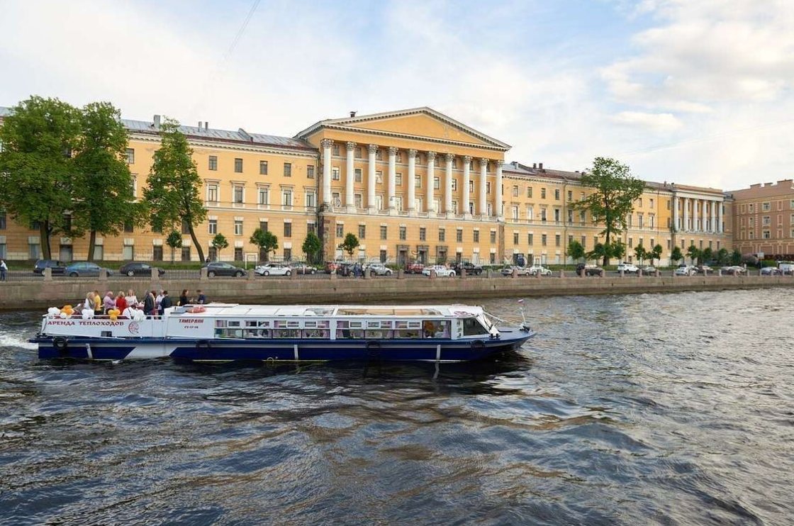 Прокат теплохода «Тамерлан» в Петербурге — водная прогулка