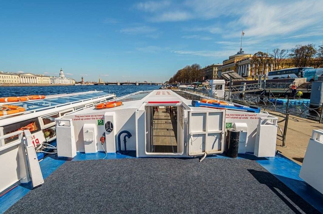 Прокат теплохода «Тамерлан» на закате в СПб