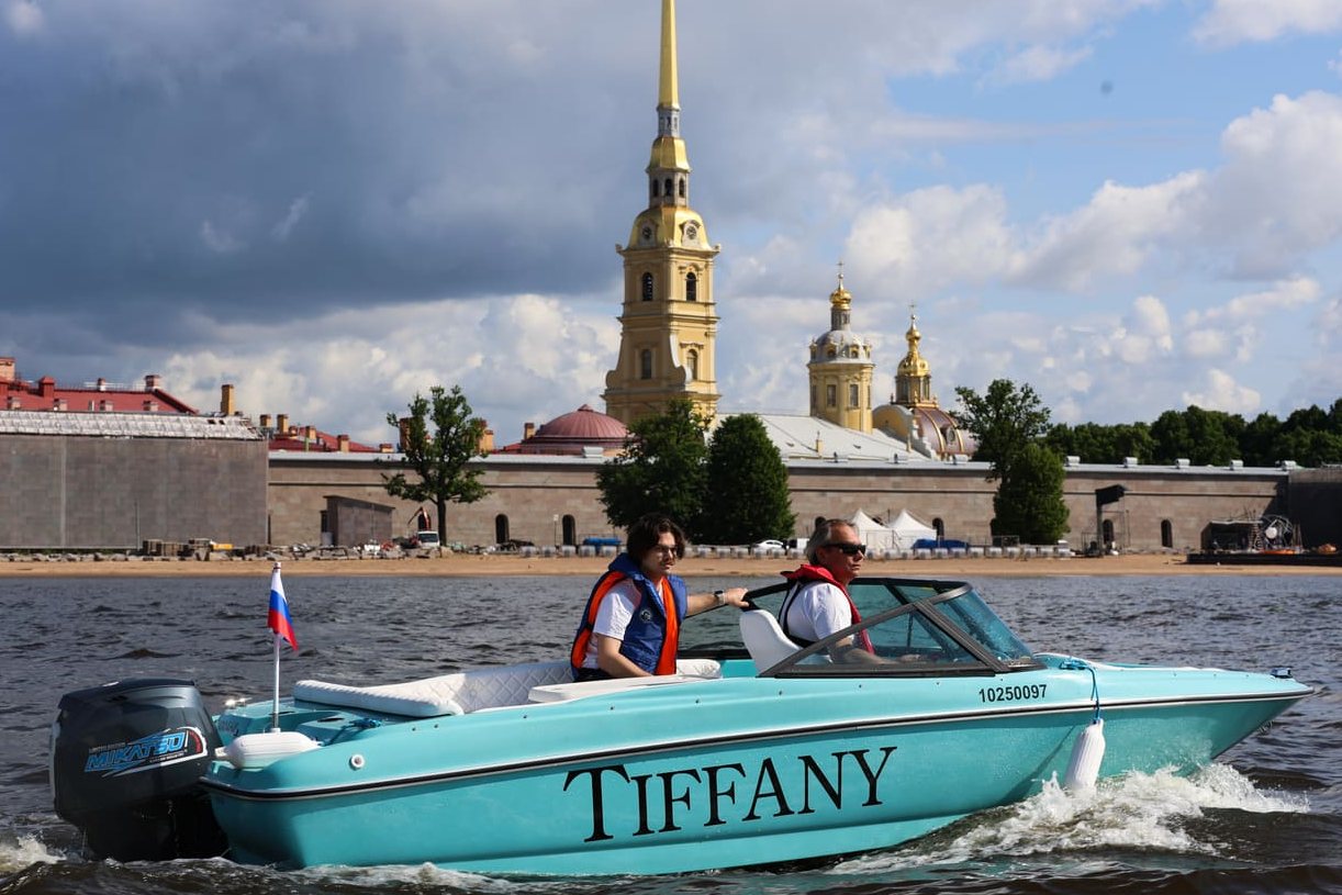 Катер «Тиффани / Tiffany» у причала — прокат в СПб