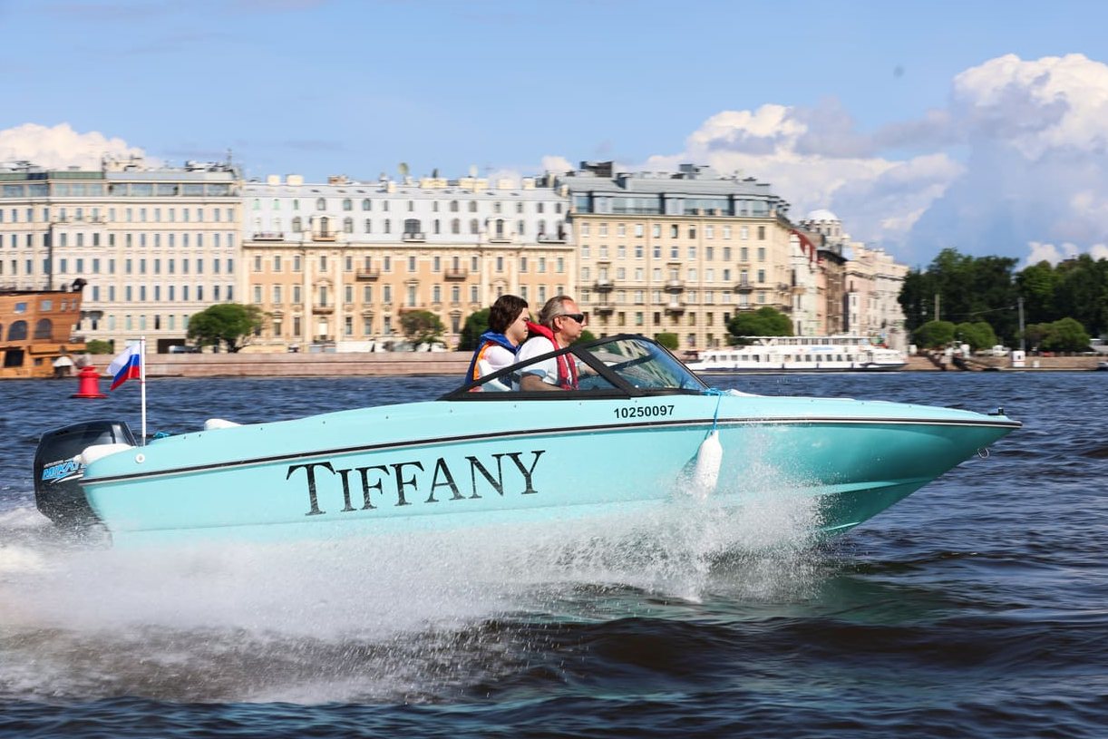 Прокат катера «Тиффани / Tiffany» в Петербурге — водная прогулка