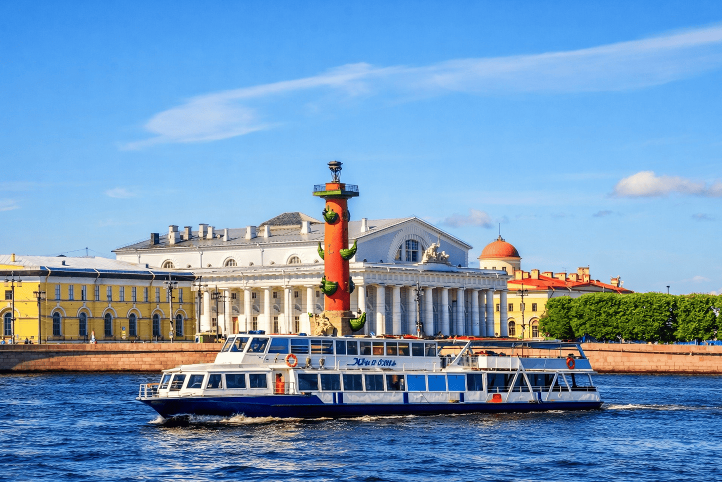 Теплоход «Юность» у причала — прокат в СПб