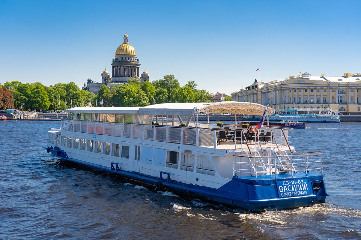 Теплоход «Василий» у причала — прокат в СПб