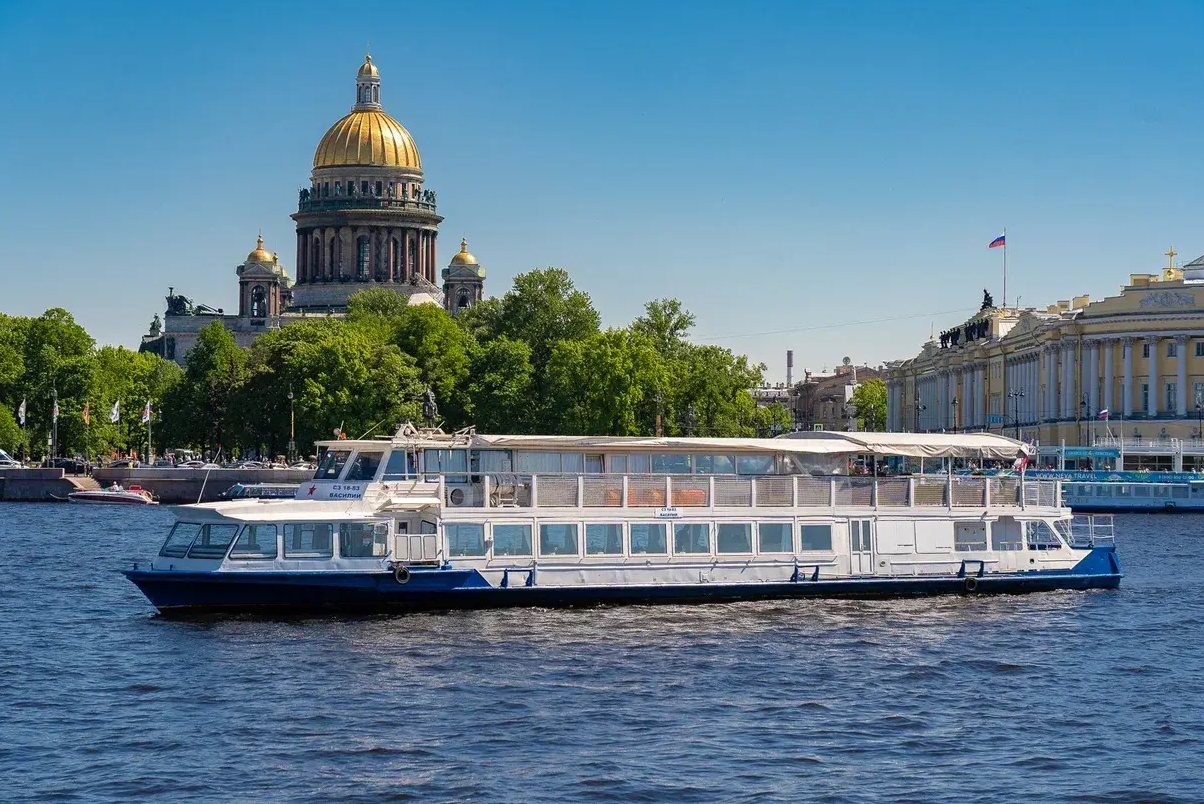 Теплоход «Василий» идёт по каналам Петербурга