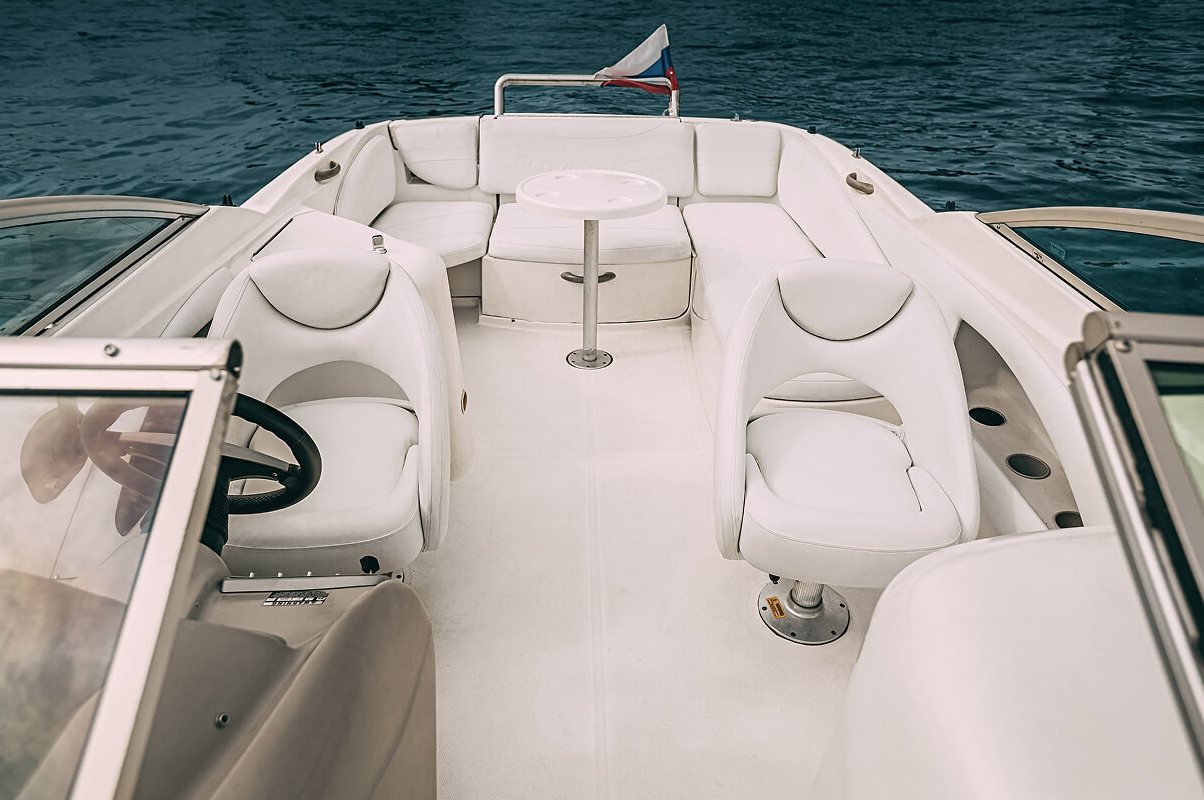 Катер «Вега (Vega)» идёт по каналам Петербурга