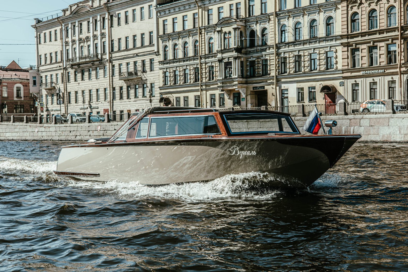 Катер «Версаль» у причала — прокат в СПб