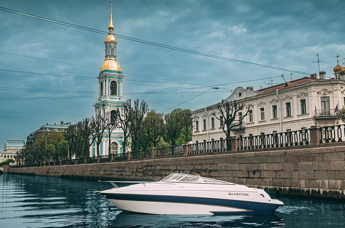 Катер «Виртуоз» у причала — прокат в СПб
