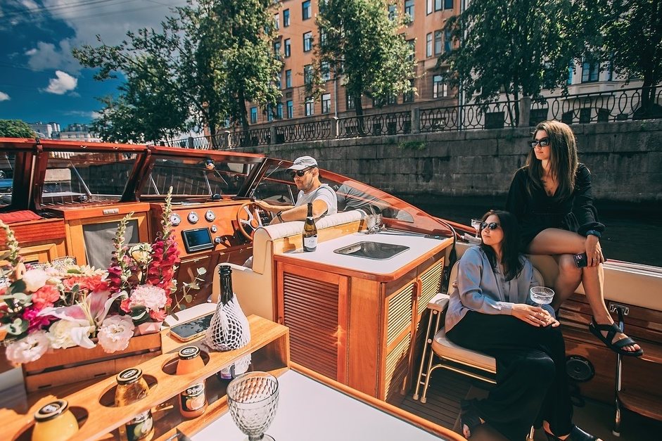 Катер «Виндзор» в акватории Невы — снять с капитаном