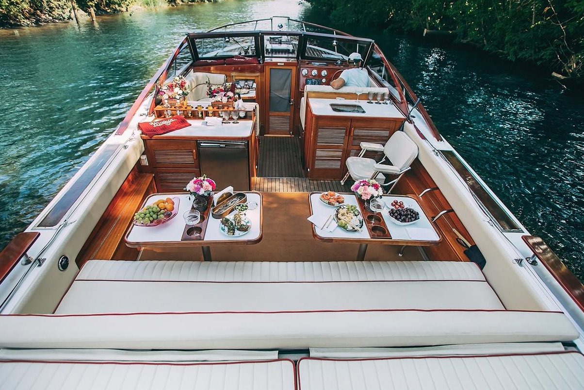 Катер «Виндзор» у причала — прокат в СПб