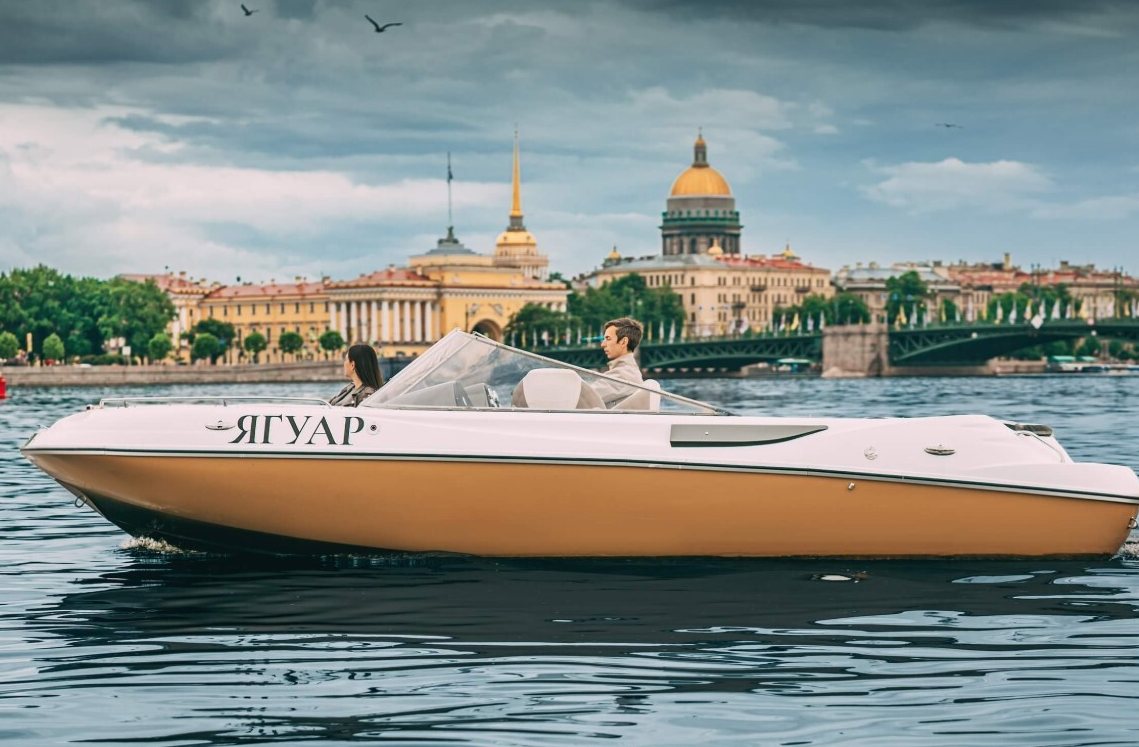 Катер «Ягуар» — палуба и салон, прокат с капитаном