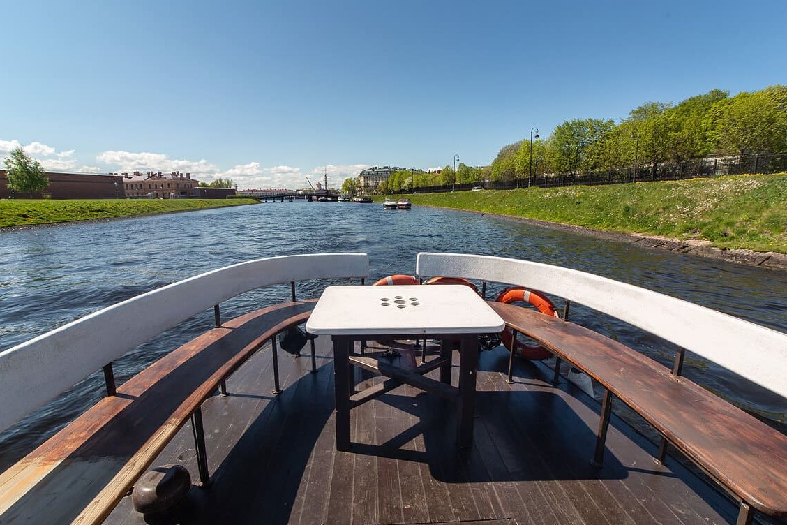Теплоход «Зиг-Заг» у причала — прокат в СПб