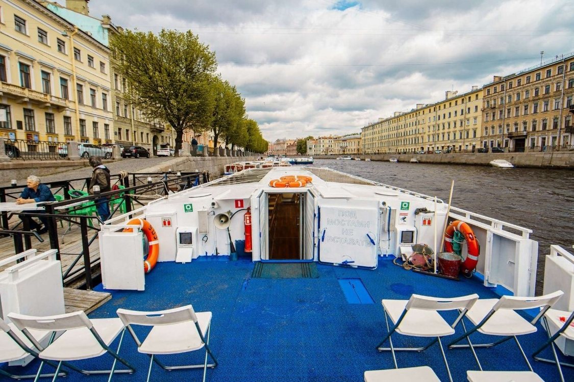 Теплоход «Золушка» у причала — прокат в СПб
