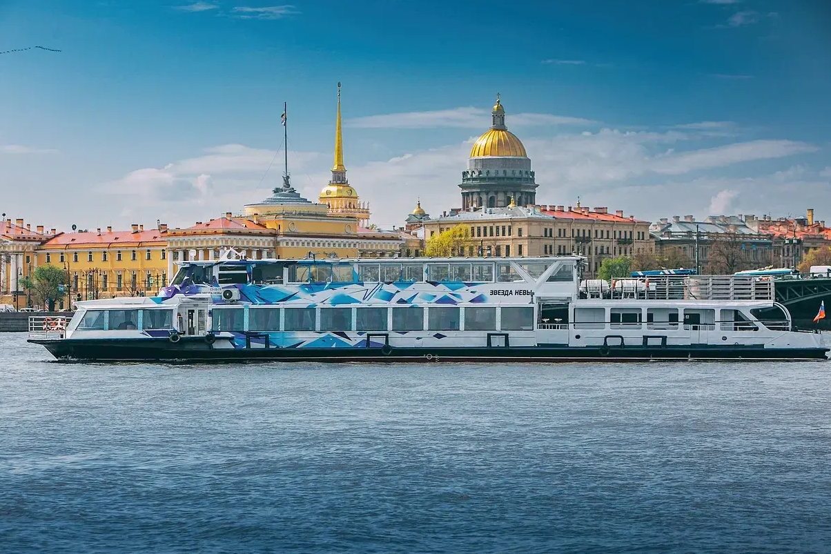 Теплоход «Звезда Невы» у причала — прокат в СПб